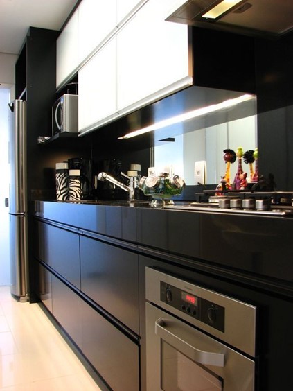 Armário de cozinha preto e branco