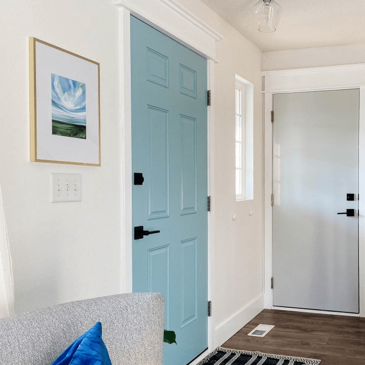 Ambiente com duas portas de madeira pintadas