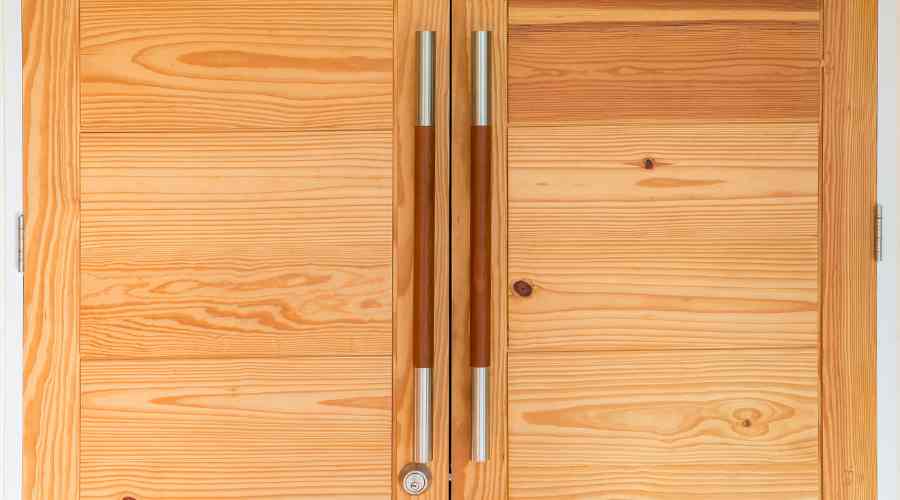 fechadura-elegante-porta-madeira