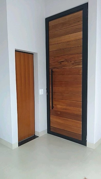 Porta de madeira maciça 