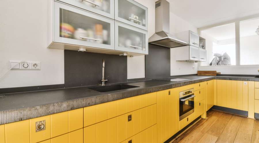 cozinha-urbana-amarelo-mostarda-preto-fosco